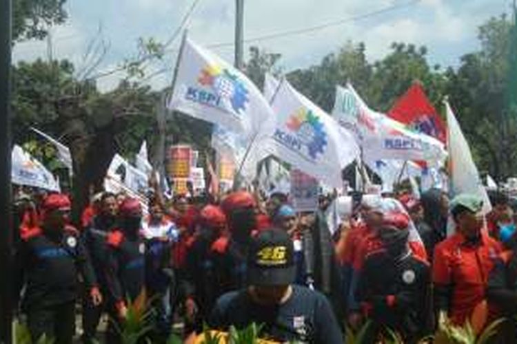 Massa buruh melakukan aksi demo untuk menuntut kenaikan upah di depan Balai Kota DKI, Kamis (29/9/2016). 