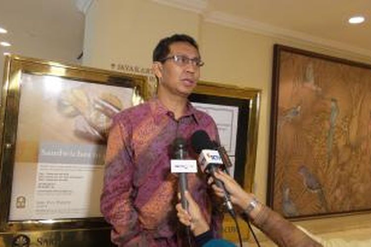 Anggota Dewan Etik Perhimpunan Survei Opini Publik Indonesia (Persepi), Hamdi Muluk memberikan keterangan pers usai melakukan audit di Hotel Sari Pan Pacific, Jakarta, Rabu (16/7/2014).