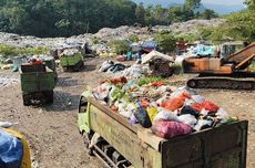 Warga Tutup TPA Kubangdeleg Cirebon, Antrean Truk Sampah Mengular di TPA Gunung Santri