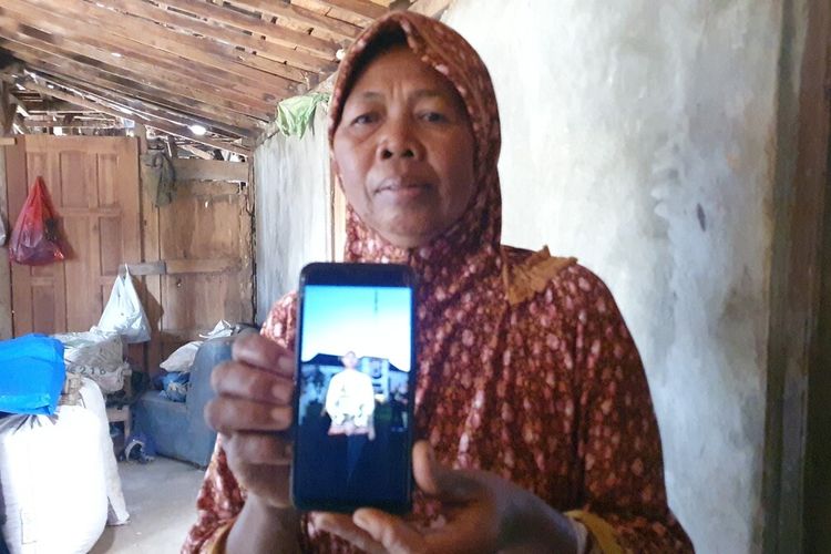 Ratikem menunjukkan foto Dani Triyanto di rumahnya Karangduwet, Paliyan, Gunungkidul, DI Yogyakarta. Senin (31/7/2023)