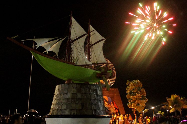 Sejumlah warga memadati anjungan Pantai Losai saat malam perayaan pergantian tahun di Makassar, Sulawesi Selatan, Rabu (1/1/2020). Pantai Losari merupakan lokasi yang ramai dikunjungi warga untuk menyambut tahun baru 2020.