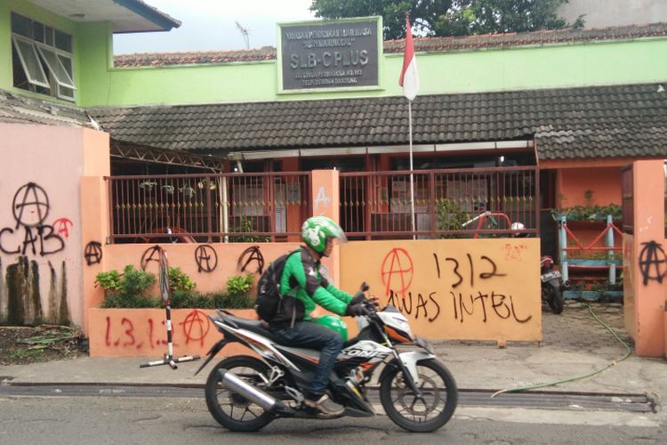 Salah seorang pengemudik ojek online saat melintas di depan SLB-C Plus Asih Manunggal, Jalan Singaperbangsa, Kamis (2/5/2019).