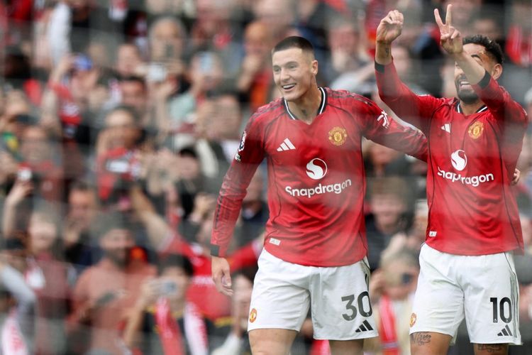 Striker Manchester United, Benjamin Sesko, merayakan gol kedua tim bersama Matheus Cunha pada laga Liga Inggris antara Manchester United dan Liverpool di Old Trafford, Manchester, barat laut Inggris, pada 3 Mei 2026.