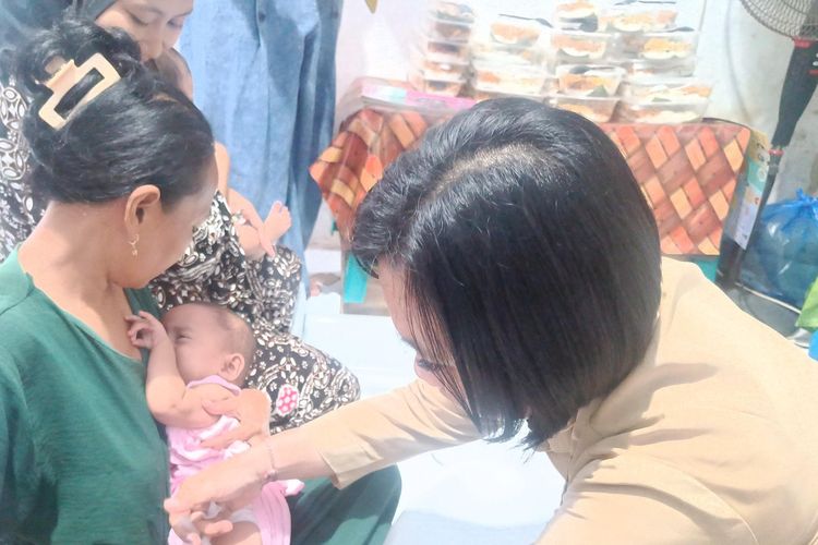 Petugas dari Dinas Kesehatan Kota Pasuruan sedang melakukan imunisasi di layanan Posyandu guna mengantisipasi merebaknya campak pada balita, Kamis (28/08/2025). 