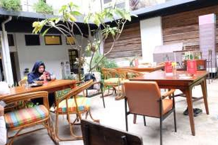 Tempat duduk di luar ruang Historia Food & Bar.