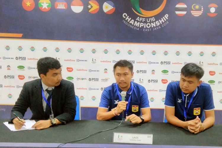 Pelatih tim Laos U-16 Kaniaya Sysomvang (tengah), memberikan komentar selepas laga kontra Malaysia.