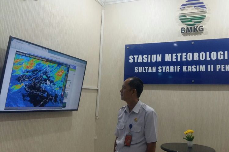 Ruang pantau cuaca BMKG Stasiun Pekanbaru, Riau.