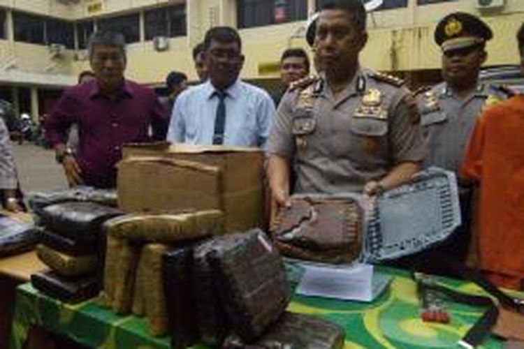 Kapolresta Banda Aceh, Kombes Pol Zulkifli menunjukkan paket ganja kering yang dikemas dalam dodol untuk diselundupkan ke pulau jawa. Penyelundupan ganja kering dalam kemasam makanan berupa dodol dan kopi merupakan modus baru penyelundupan ganja dari Aceh. *****K12-11