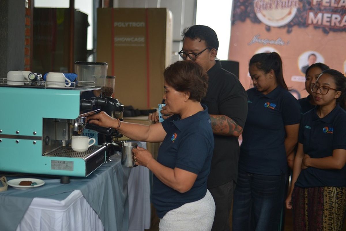 Kelompok Wanita Tani (KWT) Sari Amerta Giri dari Dusun Asah Panji, Desa Wanagiri, Sukasada, Bali memberdayakan perempuan untuk mengembangkan potensi daerah, salah satunya kopi. 