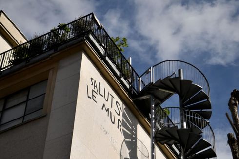 Galeri di Paris Ini Tawarkan Sensasi Berkeliling Sambil Telanjang