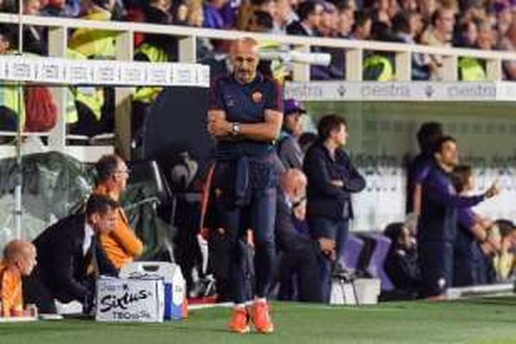 Pelatih AS Roma, Luciano Spalletti, tampak gusar saat timnya bertanding menghadapi Fiorentina di Stadion Artemio Franchi, Minggu (18/9/2016). 