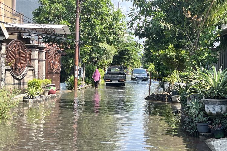 Keluhan Kurir Paket Saat Surabaya 2 Hari Banjir: Terpaksa Libur hingga Jalan Kaki