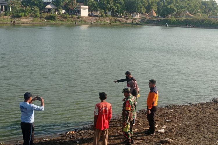 Petugas menunjukkan TKP korban Pandu tenggelam di Waduk Desa Putukrejo Kecamatan Loceret, Kabupaten Nganjuk, Jawa Timur, Jumat (21/7/2023) sore.