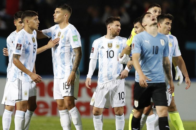 Lionel Messi dan rekan-rekannya di timnas Argentina selepas memenangi laga kontra Uruguay dengan skor 1-0 pada lanjutan Kualifikasi Pilala Dunia 2022 Zona Amerika Selatan (Conmebol) di Estadion Campeon del Siglo, Rabu (13/11/2021) pagi WIB.