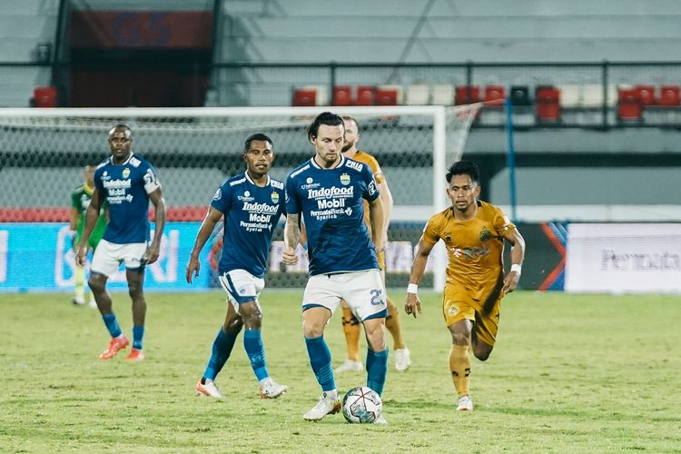 Gelandang Persib Bandung Marc Anthony Klok, mencoba mengalirkan bola kepada rekannya dalam pertandingan melawan Bhayangkara FC pada pekan ke-23 Liga 1 2021-2022 di Stadion Kapten I Wayan Dipta, Gianyar, Minggu (6/2/2022) malam WIB. 