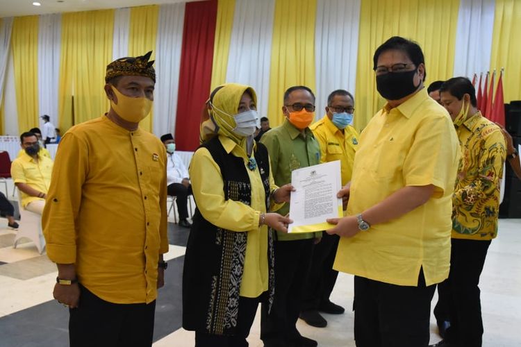 Menteri Koordinator (Menko) Perekonomian sekaligus Ketua Umum Dewan Pimpinan Pusat (DPP) Partai Golkar Airlangga Hartarto saat menyerahkan 156 surat keputusan untuk bakal calon kepala daerah di Pilkada 2020, di Kantor DPP Golkar, Jakarta, Minggu (12/7/2020). 