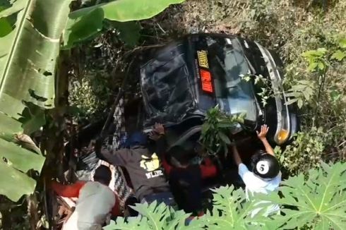 Sopir Salah Oper Gigi Netral, Mobil Rombongan Wisatawan Masuk Jurang di Sumedang, 1 Tewas, 13 Luka-luka