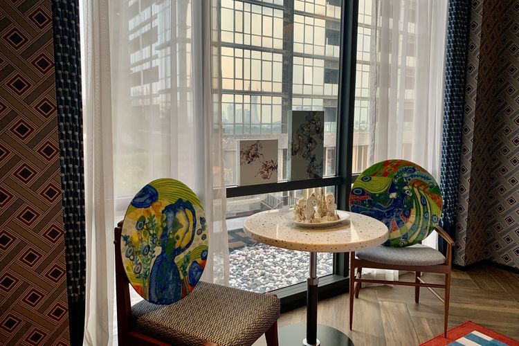 25hours Hotel Jakarta The Oddbird membuka pintunya bagi para penikmat seni, mengundang publik untuk melihat karya dalam suasana yang tak biasa. Room Art Fair 2026 berlangsung pada 16-19 April 2026, mengubah dekorasi seluruh kamar di lantai 10 menjadi ruang galeri yang hidup dan terbuka untuk publik.