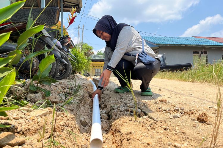 Salah satu warga memegang pipa untuk sistem pengairan di Sekadau, Kalbar, Jumat (26/9/2025). 