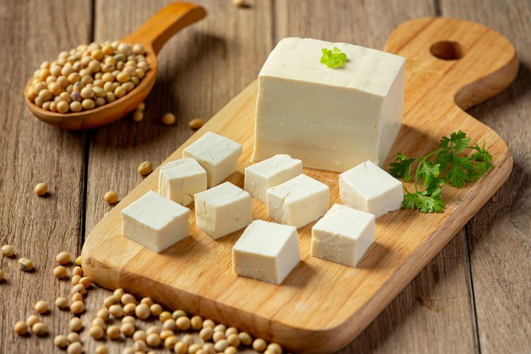 Kedelai dan produk kedelai, seperti tahu, tempe, dan susu kedelai adalah salah satu sumber makanan untuk menurunkan kolesterol.