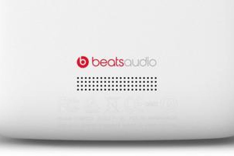 Logo Beats Audio di punggung salah satu model smartphone HTC