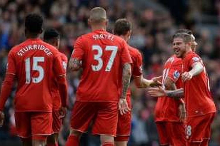 Alberto Moreno merayakan gol Liverpool FC ke gawang Stoke City pada laga di Anfield, Minggu (10/4/2016). 