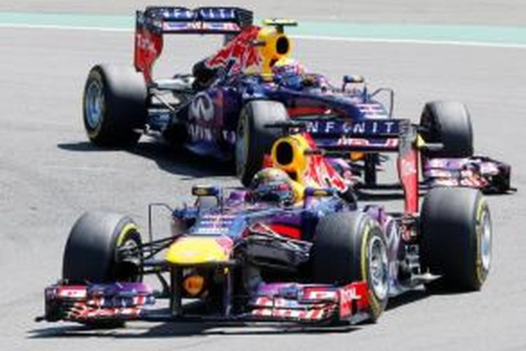 Pebalap Red Bull,  Sebastian Vettel, memacu mobilnya di depan rekan satu timnya, Mark Webber, pada balapan GP Jerman di Sirkuit Nurburgring, Minggu (7/7/2013).