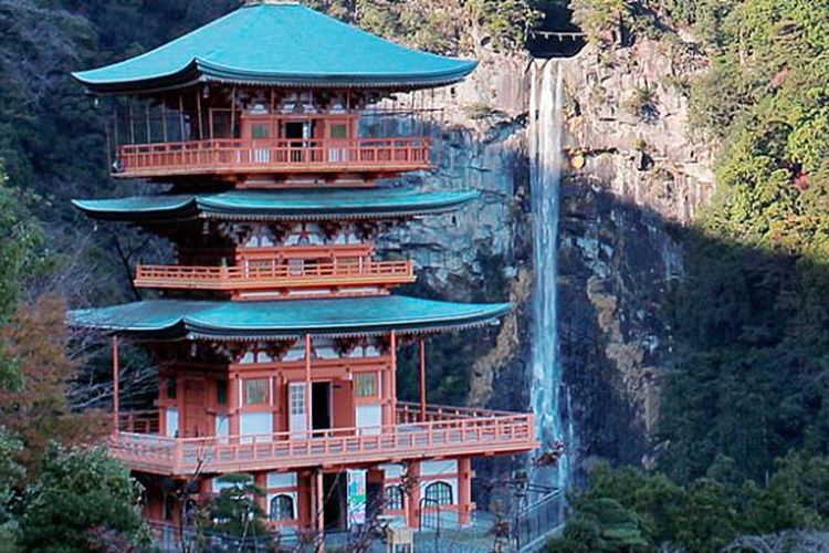 Kuil Seiganto Ji dan air terjun Nachi No Otaki di kompleks peziarahan Kumano Kodo, Perfektur Wakayama, Jepang.
