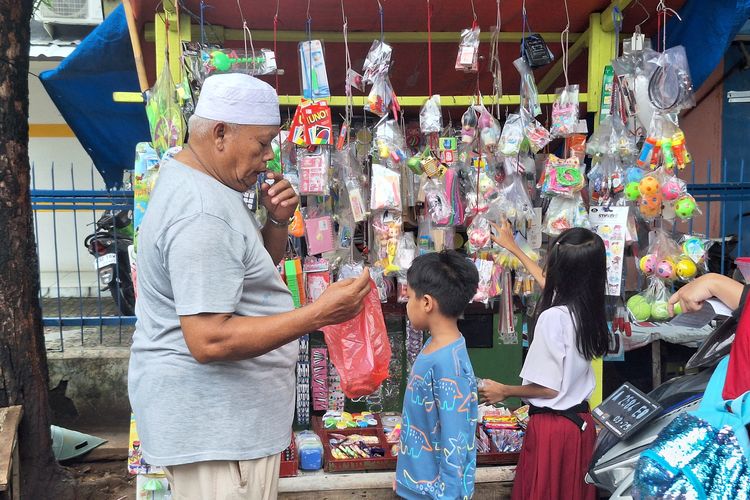 Kisah Saliri, Bisa Naik Haji dari Berjualan Mainan Anak