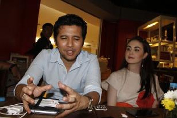 Pakar tata kota Emil Dardak bersama istrinya, artis peran Arumi Bachsin dalam wawancara di Plaza Semanggi, Jakarta Selatan, Rabu (27/8/2014) malam.