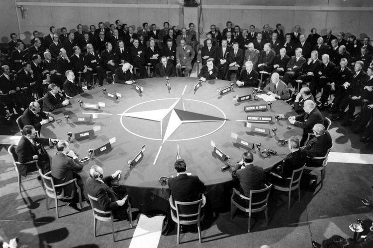 Pertemuan NATO di Paris, Perancis, pada 14 Desember 1957.