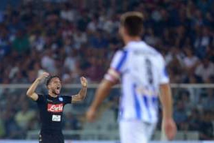 Dries Mertens merayakan gol Napoli ke gawang Pescara pada pertandingan pekan pertama Serie A, Minggu (21/8/2016). 