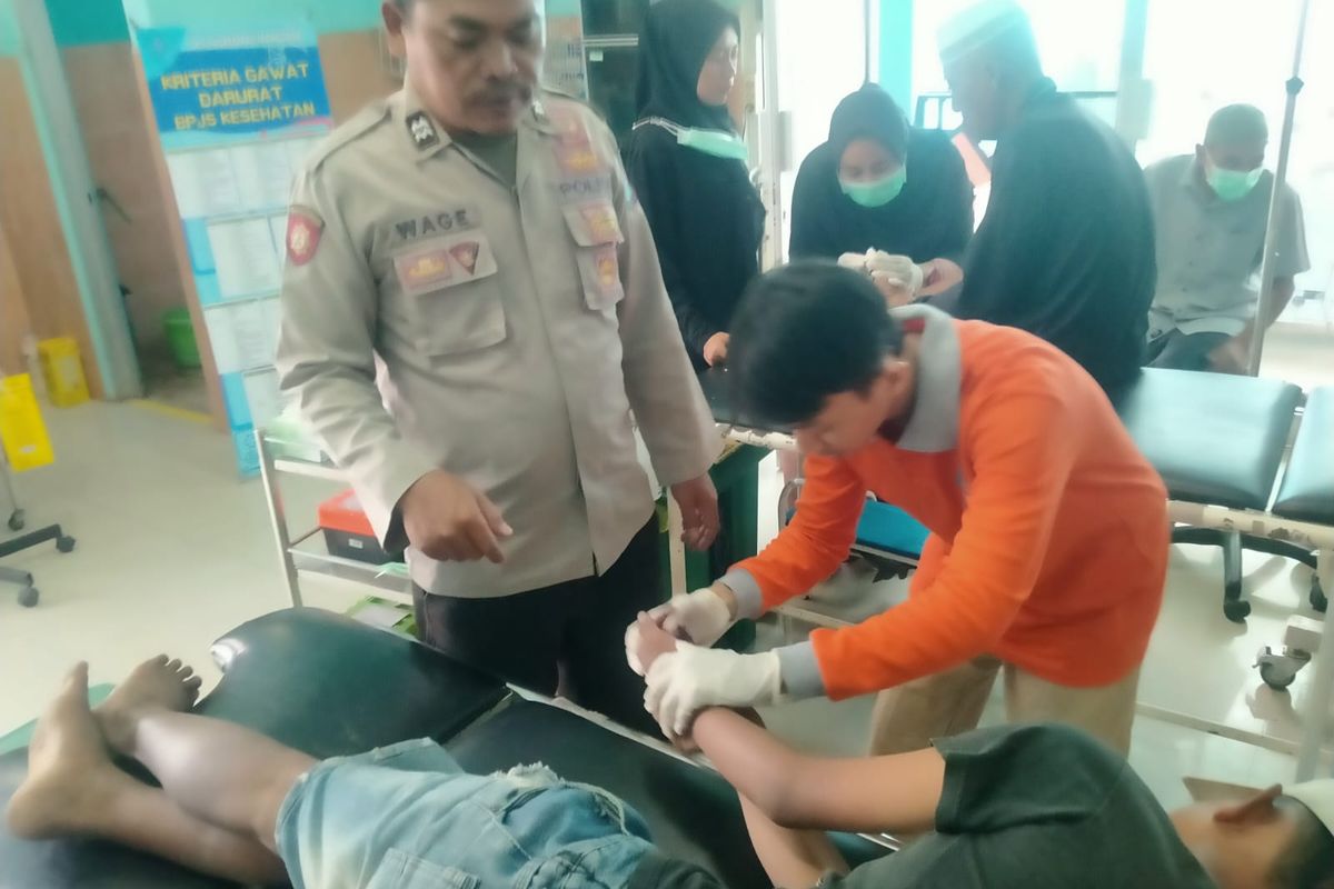 Hotibul Imam (14) harus mendapat perawatan medis di Puskesmas Mangaran akibat terkena petasan rakitan sendiri.