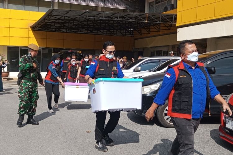 Geledah Disdik Riau, Kejati Bawa 3 Boks Kontainer Terkait Dugaan Korupsi Smart Board 2024