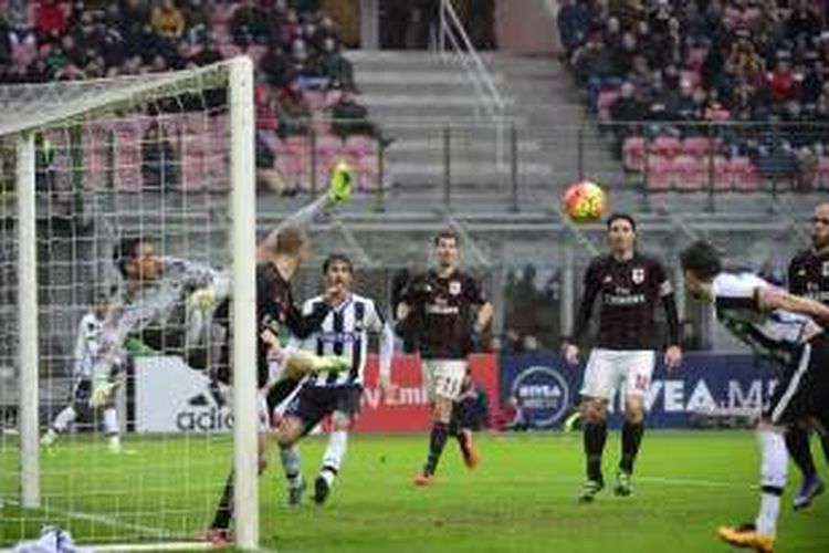 Saat gawang AC Milan dibobol oleh bek Udinese, Pablo Armero (tak terlihat), pada laga lanjutan Serie A di Stadion San Siro, Minggu (7/2/2016).