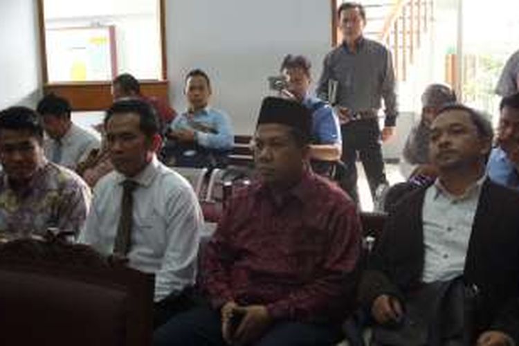 Wakil Ketua DPR Fahri Hamzah bersama tim kuasa hukum saat menghadiri sidang lanjutan gugatan perdata terhadap Partai Keadilan Sejahtera (PKS) di Pengadilan Negeri Jakarta Selatan, Senin (23/5^2016)