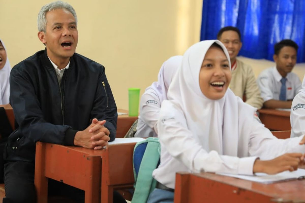 Gubernur Jawa Tengah Ganjar Pranowo saat meninjau pelaksanaan UNBK di SMAN 1 Maos, Cilacap, Senin (8/4/2019). 