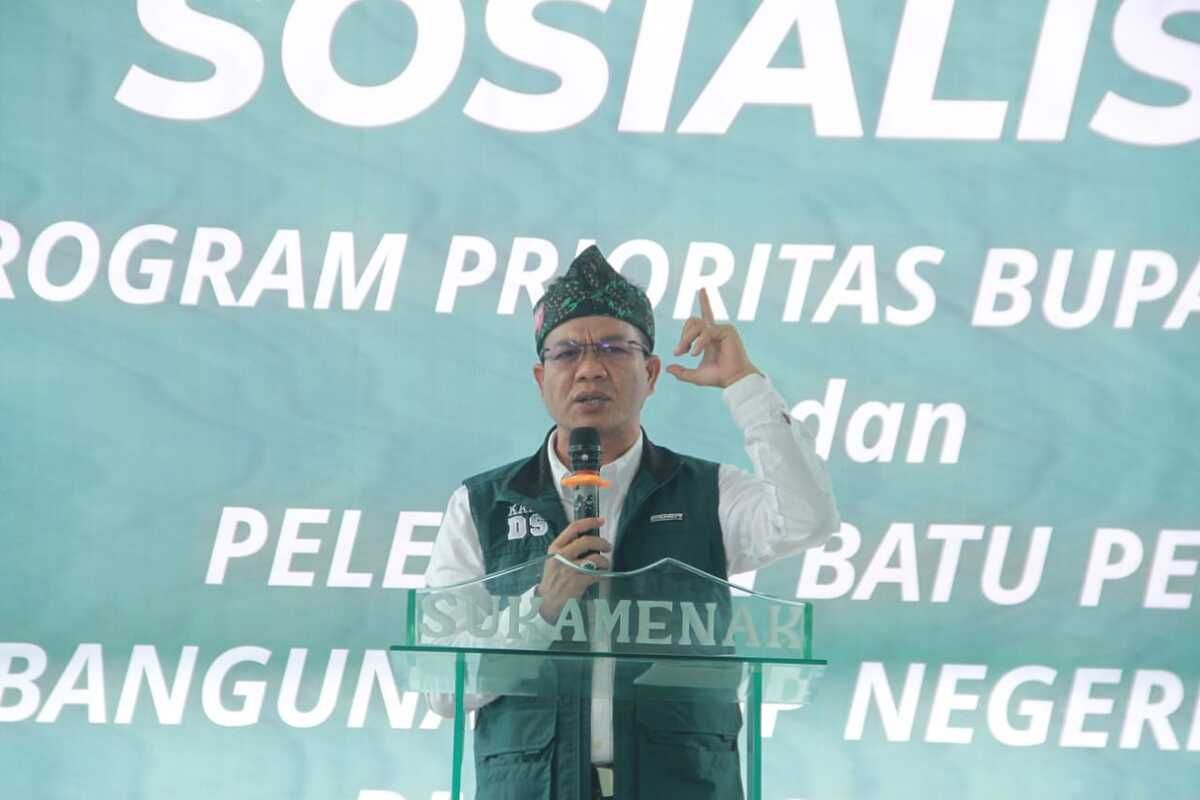 Bupati Bandung Dadang Supriatna meminta Sekolah Alam Gaharu di Baleendah, Kabupaten Bandung, Jawa Barat untuk tetap buka dan para siswa melanjutkan proses Kegiatan Belajar Mengajar (KBM), ia juga meminta agar kedua belah pihak yang bersengketa agar bisa berdialog, dan berkompromi.