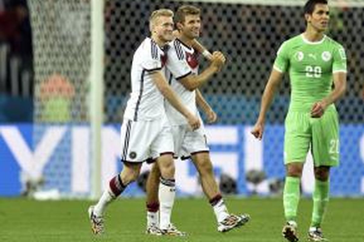 Gelandang tim nasional Jerman, Andre Schuerrle saat merayakan golnya ke gawang Aljazair bersama Thomas Mueller pada 16 besar Piala Dunia 2014 di Estadio Beira-Rio, Senin atau Selasa (1/7/2014) dini hari WIB. 