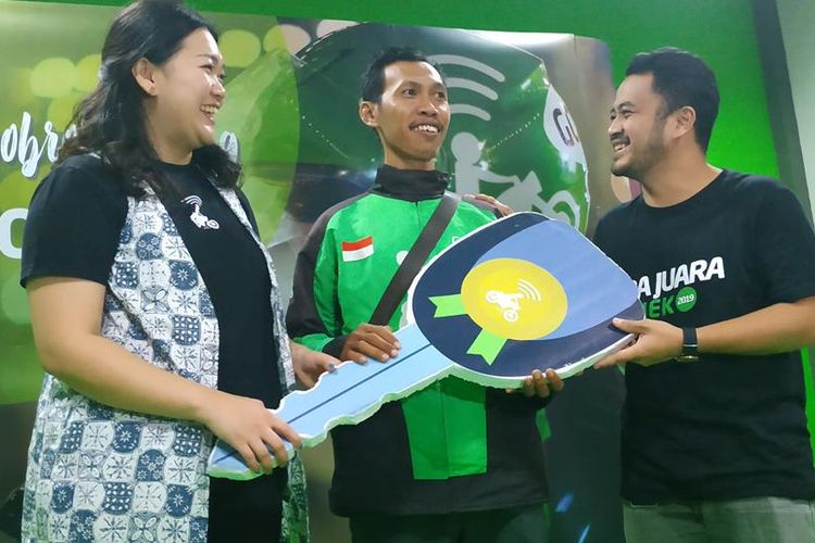 Anton Budi (39) pengemudi ojek online yang kehilangan motor namun tetap mengantarkan pesanan pada konsumen, dihadiahi sepeda motor oleh perusahaan tempatnya bekerja, Go-jek, Senin (27/5/2019).