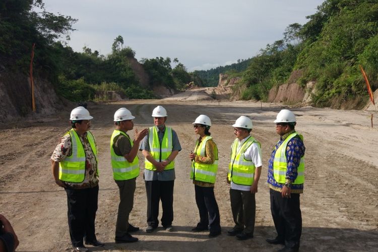 Menteri Badan Usaha Milik Negara (BUMN) Rini Soemarno di proyek tol Padang-Sincincin, Padang Pariaman, Sumatera Barat, Sabtu (14/10/2017).