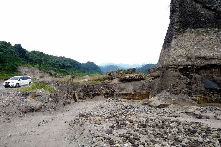 Konstruksi sabo dam yang hanya menjangkau kurang dari separuh lebar aliran lahar dimana aktivitas penambangan pasir yang diduga ilegal berlangsung di Desa Penataran, Kecamatan Nglegok, Kabupaten Blitar, Jumat (14/1/2022)