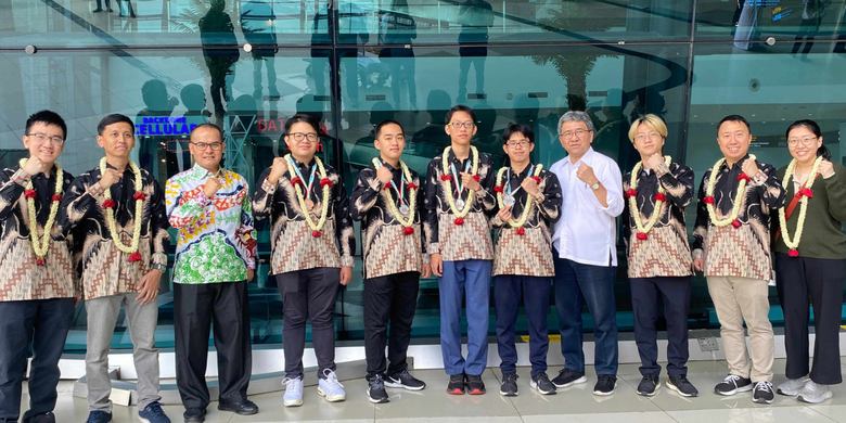 Empat siswa Indonesia meraih tiga medali perak dan satu perunggu pada ajang Olimpiade Informatika Internasional ke-35 yang digelar pada 28 Agustus sampai 4 September 2023 di Szeged, Hungaria.