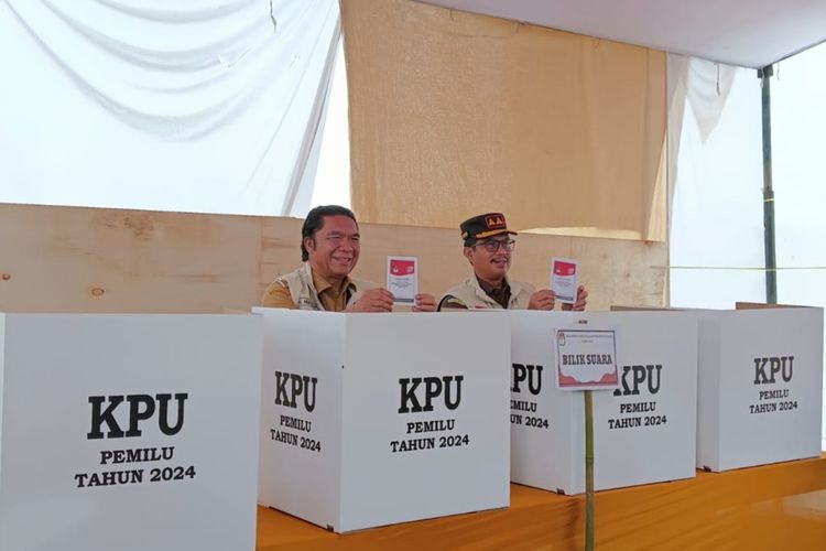 Penjabat Gubernur Banten Al Muktabar (kiri) bersama Kajati Banten Didik Farkhan Alisyahdi saat mencoblos di TPS 5 Pancur, Taktakan, Kota Serang. Rabu (14/2/2024).