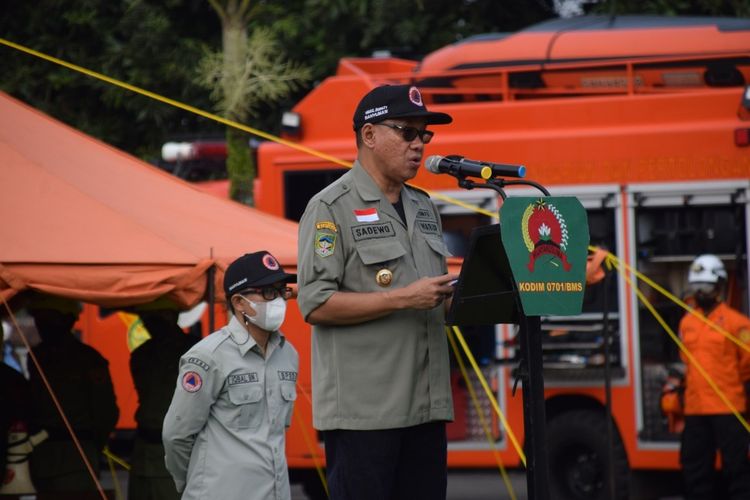 Wakil Bupati Banyumas Sadewo Tri Lastiono Sadewo meminpin apel gelar pasukan dan peralatan dalam rangka kesiapsiagaan bencana di lapangan Kodim 0701/Banyumas, Jawa Tengah, Rabu (21/9/2022).
