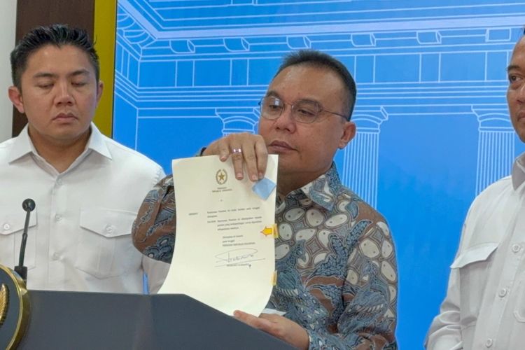 Wakil Ketua DPR Sufmi Dasco Ahmad menunjukkan surat rehabilitasi dari Presiden Prabowo Subianto ke eks Dirut ASDP Ira Puspadewi di Istana, Jakarta, Selasa (25/11/2025). 