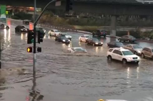 Nekat, Lamborghini Terjang Banjir [Video]