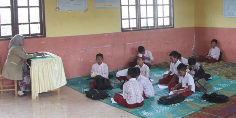 Sudah hampir setahun, puluhan siswa SD Negeri 9 Pegasing, Kecamatan Pegasing, Kabupaten Aceh Tengah, Aceh, harus duduk di lantai saat belajar di sekolah. 