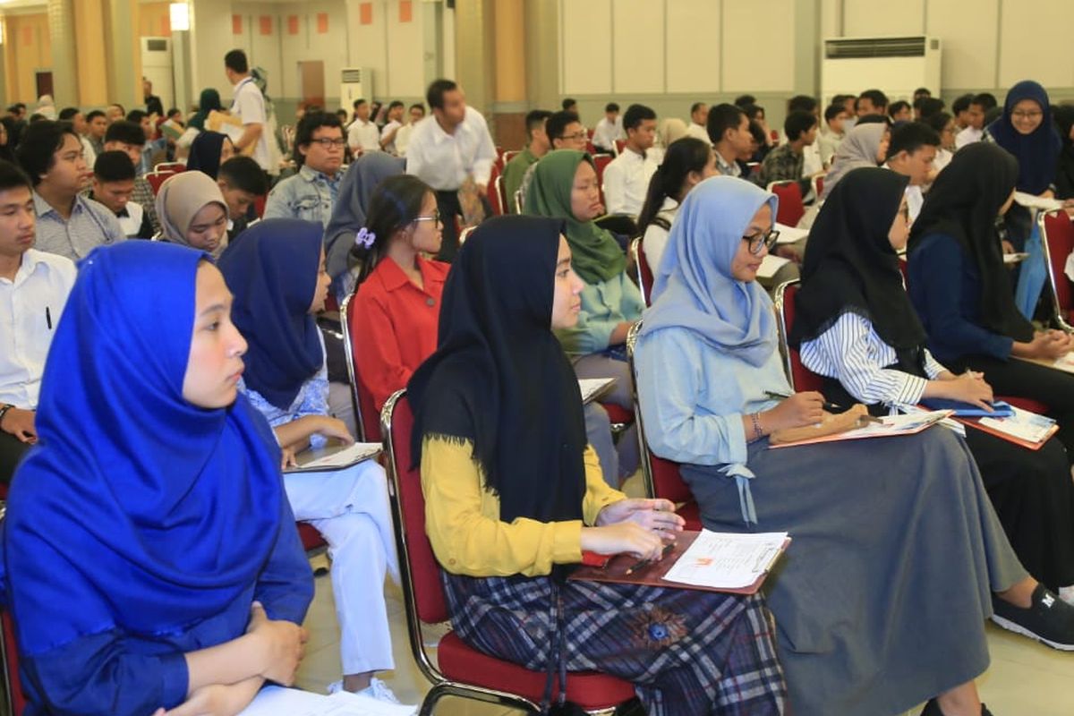 2.072 peserta ikuti ujian Tes Potensi Akademik (TPA) Penerimaan Mahasiswa Baru (PMB) Politeknik Ketenagakerjaan (Polteknaker) tahun ajaran 2019-2020 di ruang serbaguna kantor Kementerian Ketenagakerjaan (Kemanker), Jakarta, Senin (17/6/2019). 