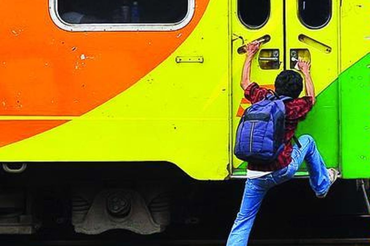 Seorang calon penumpang kereta Gaya Baru Malam rute Jakarta-Surabaya yang terlambat datang nekat memanjat gerbong  saat kereta mulai jalan meninggalkan Stasiun Pasar Senen, Jakarta, Senin (13/8).